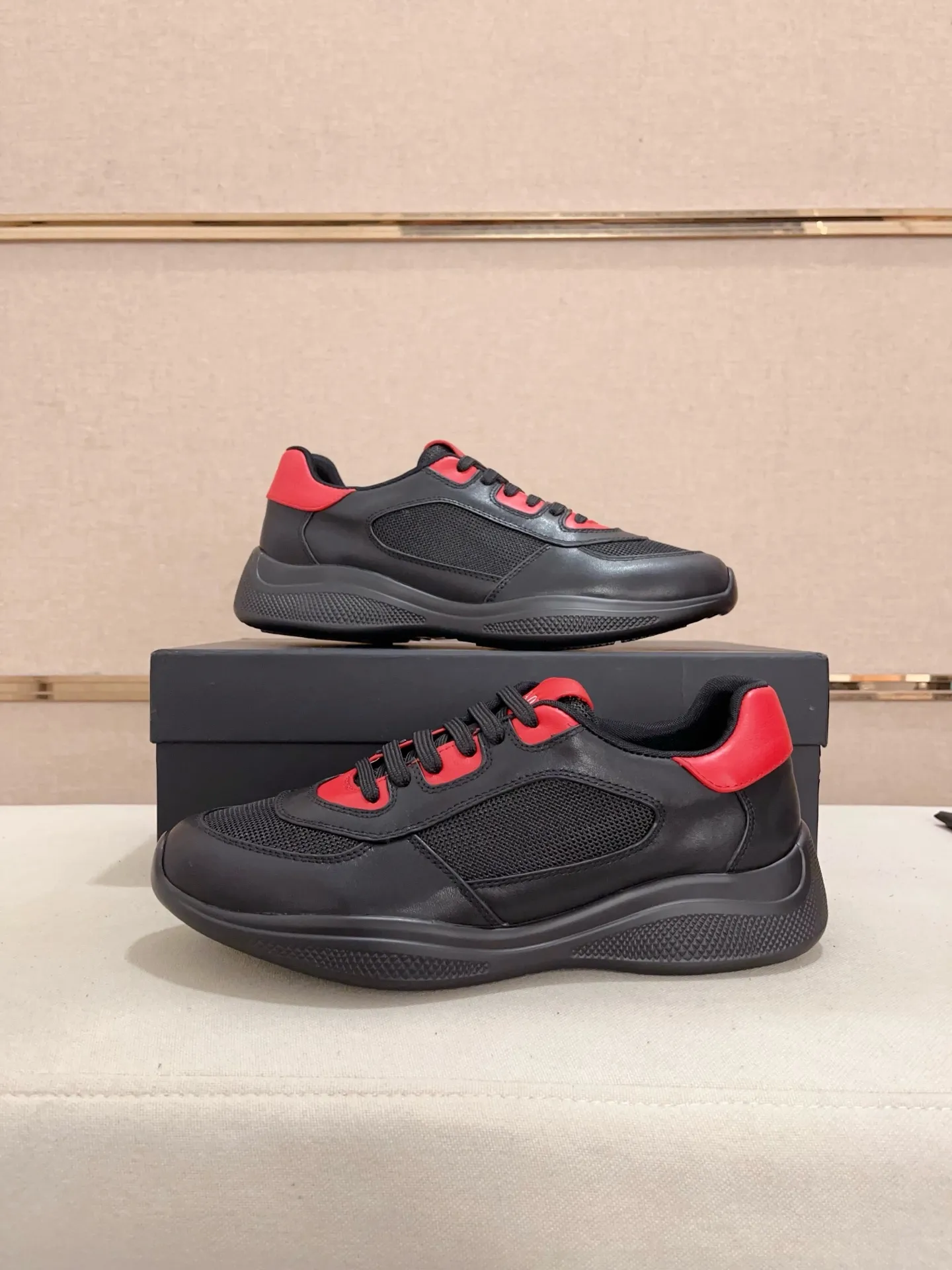 Men's shoes 💰 720💰 ✔️✔️✔️Top high version. High-quality new PRADA (Prada) counters are launched at the same time. The new men's shoes and 😘 fabrics are made of high-tech glue-making technology. Lining: Full cowhide lining. 👍🏿High-end☄️Open-molded non-slip rubber outsole, exquisite lines, simple and elegant, comfortable and high-end for leisure travel. Code number: 39 to 44 (can be customized 45-46-47, non-returnable)
